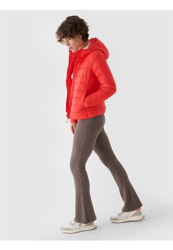 4f - 4F Kurtka puchowa z wypełnieniem z recyklingu damska - koralowa XL. Okazja: na co dzień. Typ kołnierza: kaptur, kołnierzyk stójkowy. Kolor: czerwony. Materiał: puch. Długość: długie. Styl: klasyczny, casual, sportowy