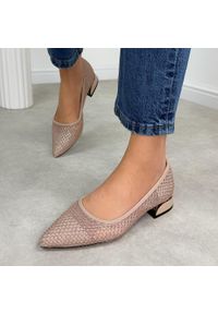 Beżowe czółenka damskie na obacasie Vinceza 62294. Kolor: beżowy. Materiał: skóra. Szerokość cholewki: normalna. Wzór: aplikacja. Sezon: wiosna, lato. Obcas: na obcasie. Styl: wizytowy, klasyczny, elegancki. Wysokość obcasa: średni #1