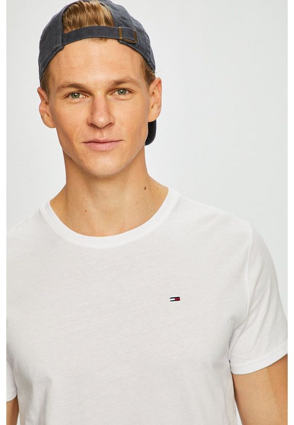 Tommy Jeans - T-shirt. Okazja: na co dzień. Kolor: biały. Materiał: dzianina. Styl: casual