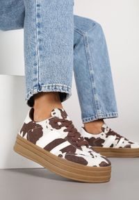 Renee - Brązowe Sneakersy w Stylu Klasycznych Tenisówek na Platformie Nallania. Okazja: na spacer. Kolor: brązowy. Materiał: jeans. Obcas: na platformie. Sport: turystyka piesza