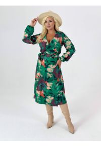 Moda Size Plus Iwanek - Kopertowa sukienka Mona o długości MIDI w zielone kwiaty XXL OVERSIZE JESIEŃ. Okazja: na co dzień. Typ kołnierza: dekolt w kształcie V. Kolor: zielony. Wzór: kwiaty. Typ sukienki: oversize, kopertowe. Materiał: tkanina, poliester, elastan. Sezon: jesień. Styl: casual, elegancki. Długość: midi #1