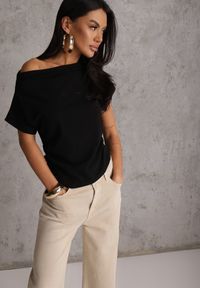 Renee - Czarny T-shirt z Bawełny z Dekoltem Łódką i Drapowaniem w Pasie Savalira. Typ kołnierza: dekolt w łódkę. Kolor: czarny. Materiał: bawełna. Styl: klasyczny #1