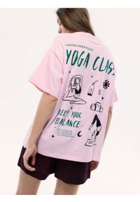 Reserved - Luźny t-shirt z nadrukiem - pastelowy róż. Kolor: różowy. Materiał: dzianina, bawełna. Wzór: nadruk #1