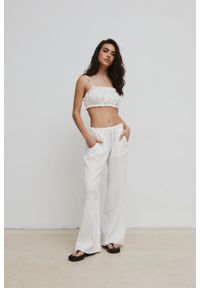 Marsala - Luźne spodnie z muślinu w kolorze ECRU - COIRO. Okazja: na spacer. Materiał: guma, bawełna, materiał. Sezon: lato. Styl: elegancki
