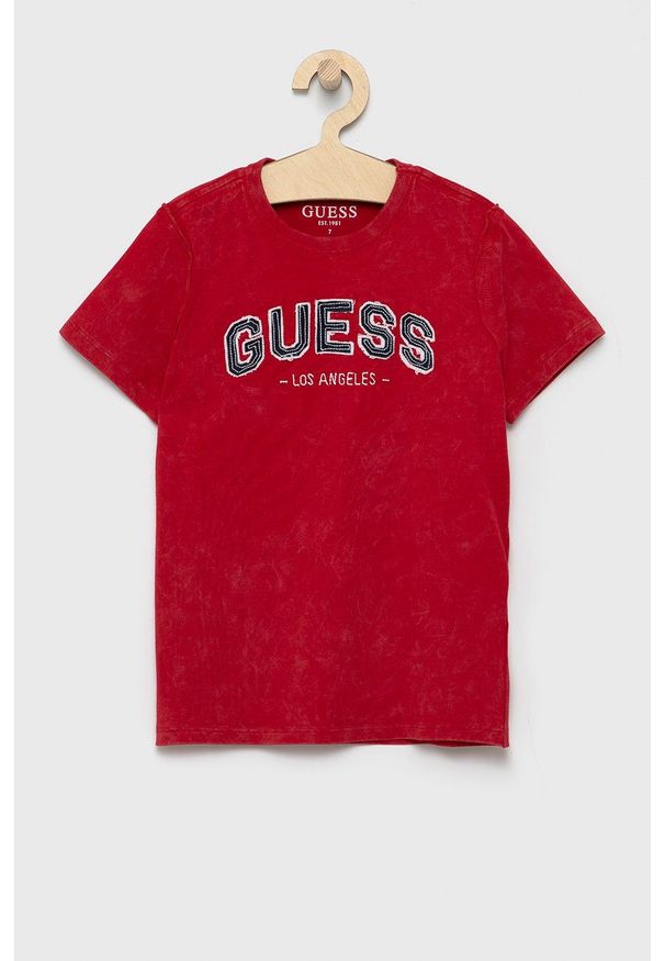 Guess T-shirt dziecięcy kolor czerwony z aplikacją. Okazja: na co dzień. Kolor: czerwony. Materiał: dzianina. Wzór: aplikacja. Styl: casual