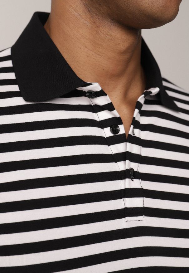 Born2be - Czarna Bawełniana Koszulka Polo w Paski w Stylu Casual Elunilla. Okazja: na co dzień. Typ kołnierza: polo. Kolor: czarny. Materiał: bawełna. Wzór: paski. Styl: casual