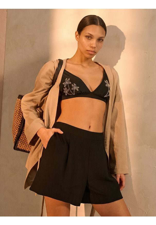 Sinsay - Luźne szorty z wiskozą - czarny. Kolor: czarny. Materiał: wiskoza