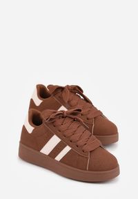Born2be - Brązowo-Białe Sneakersy z Ozdobnymi Naszywkami z Boku Galdexis. Okazja: na spacer, na co dzień. Kolor: brązowy. Wzór: aplikacja. Sport: turystyka piesza #3