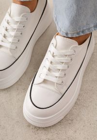 Born2be - Białe Trampki VICES na Grubej Podeszwie Zdobione Lamówką Riosara. Okazja: na co dzień. Kolor: biały. Materiał: jeans. Wzór: aplikacja. Styl: casual, elegancki, sportowy, klasyczny #2