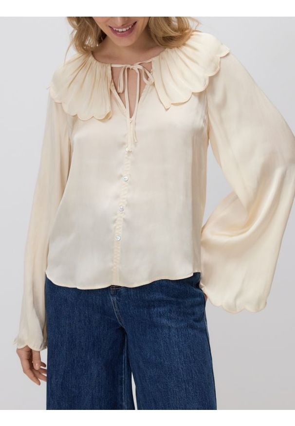 Reserved - Bluzka z ozdobnym kołnierzem - kremowy. Kolor: kremowy. Materiał: tkanina. Wzór: gładki
