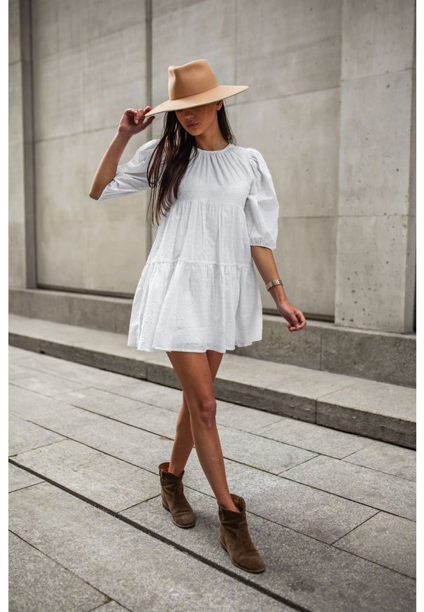 Sukienka rozkloszowana biała w kropeczki - PENELOPE by Marsala. Okazja: na co dzień. Kolor: biały. Materiał: tkanina, bawełna. Wzór: gładki. Typ sukienki: oversize. Styl: casual