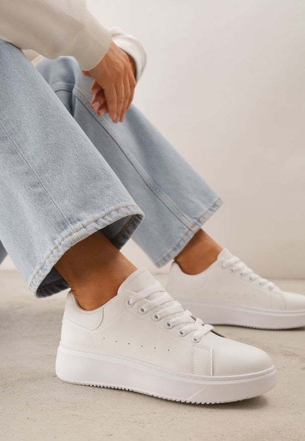 Born2be - Białe Sznurowane Sneakersy o Klasycznym Fasonie na Grubej Podeszwie Cataria. Okazja: na spotkanie biznesowe, na co dzień. Zapięcie: sznurówki. Kolor: biały. Materiał: jeans, bawełna