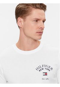 TOMMY HILFIGER - Tommy Hilfiger Longsleeve Arch Varsity MW0MW34252 Biały Regular Fit. Kolor: biały. Materiał: bawełna. Długość rękawa: długi rękaw #3