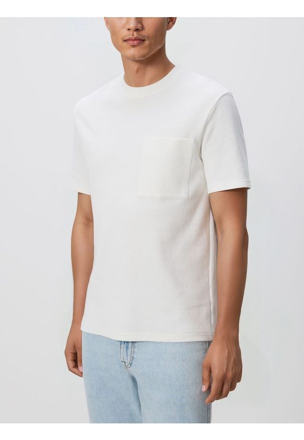 Reserved - Strukturalny t-shirt comfort fit - złamana biel. Materiał: dzianina, bawełna