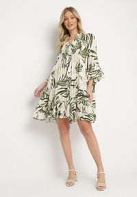 Born2be - Zielona Sukienka z Wiskozy o Rozkloszowanym Kroju z Falbanami w Roślinny Wzór Ridiara. Okazja: na co dzień, na imprezę. Typ kołnierza: dekolt w serek. Kolor: zielony. Materiał: wiskoza. Typ sukienki: rozkloszowane. Styl: klasyczny, casual, elegancki #5