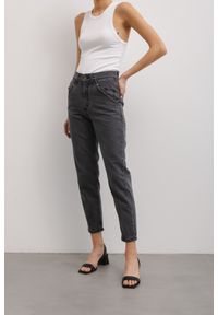 Marsala - Spodnie jeansowe typu mom fit w kolorze GREY JEANS - JUST-M. Stan: podwyższony. Materiał: jeans. Wzór: gładki