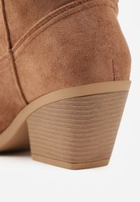 Renee - Jasnobrązowe Kozaki Kowbojki na Stożku z Gładką Cholewką z Imitacji Zamszu Halille. Nosek buta: otwarty. Kolor: brązowy. Materiał: zamsz. Szerokość cholewki: normalna. Wzór: gładki. Obcas: na stożku. Wysokość obcasa: średni #4