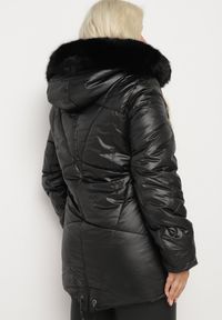Born2be - Czarna Kurtka Lekko Pikowana z Odpinanym Kapturem i Futerkiem Fioritta. Kolekcja: plus size. Kolor: czarny. Materiał: futro. Sezon: zima