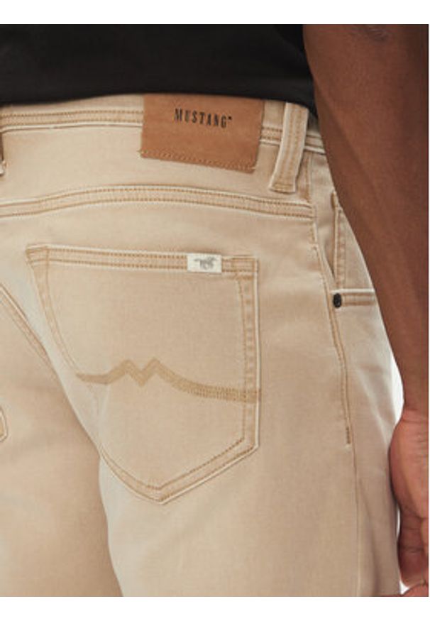 Mustang Szorty jeansowe Chicago Z 1016351 Beżowy Slim Fit. Kolor: beżowy. Materiał: bawełna