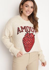 Born2be - Jasnobeżowy Sweter z Napisem i Truskawką w Cekiny z Domieszką Wełny Zozirya. Kolor: beżowy. Materiał: wełna. Długość rękawa: długi rękaw. Długość: długie. Wzór: napisy. Sezon: jesień, wiosna. Styl: klasyczny, elegancki #7
