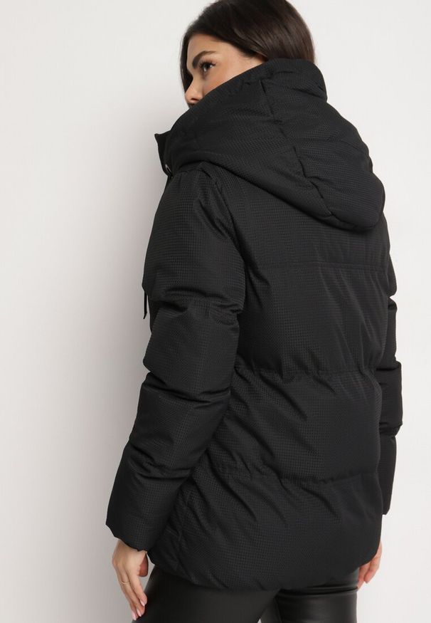 Born2be - Czarna Kurtka Pikowana z Kapturem Vertigara. Okazja: na co dzień. Typ kołnierza: kaptur. Kolor: czarny. Materiał: dzianina, jeans. Styl: casual, elegancki