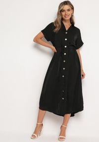 Born2be - Czarna Koszulowa Sukienka z Krótkim Rękawem Zapinana na Guziki z Materiałowym Paskiem Piantia. Okazja: na co dzień, na imprezę. Kolor: czarny. Materiał: materiał. Długość rękawa: krótki rękaw. Sezon: wiosna, lato. Typ sukienki: koszulowe. Styl: casual, elegancki #1