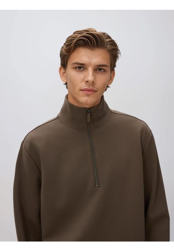 Reserved - Gładka bluza ze stójką - brązowy. Typ kołnierza: kołnierzyk stójkowy. Kolor: brązowy. Materiał: bawełna, dzianina. Wzór: gładki