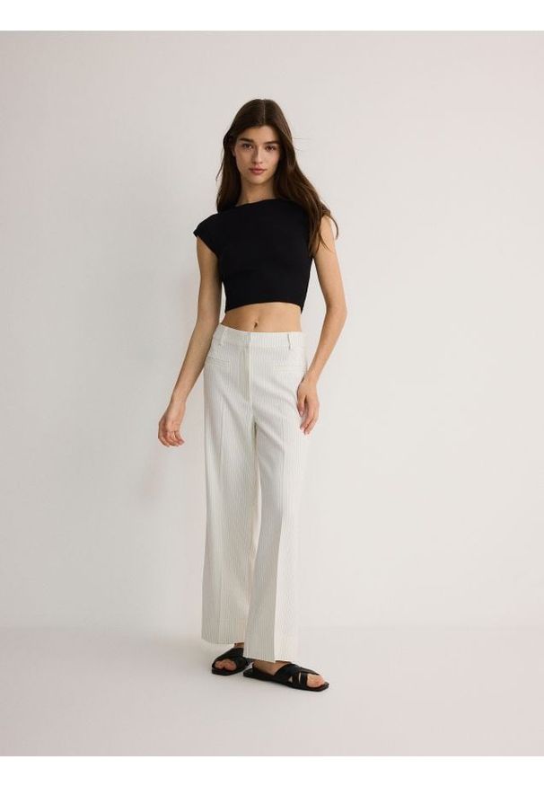 Reserved - Spodnie z kantem - biały. Kolor: biały. Materiał: tkanina, wiskoza. Wzór: gładki