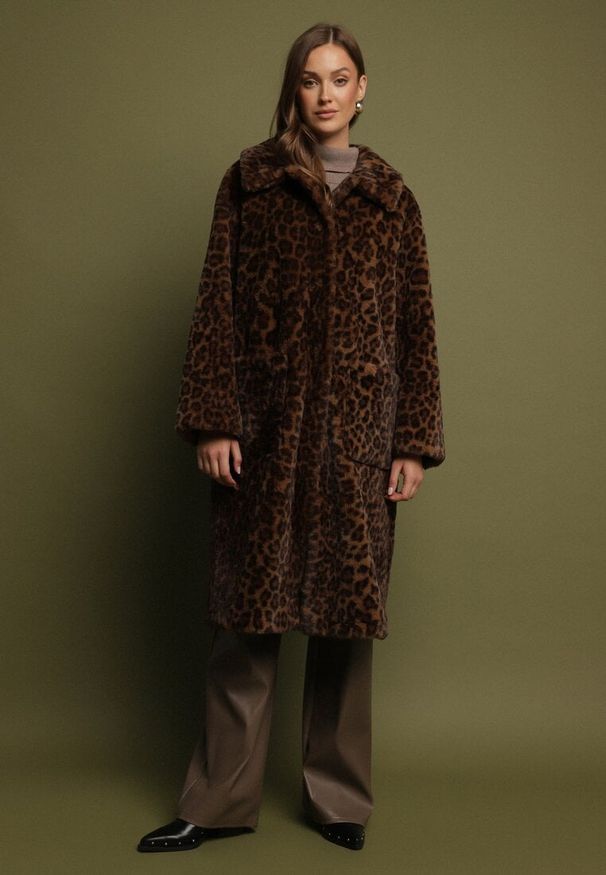 Born2be - Brązowy Jednorzędowy Płaszcz Futerko w Panterkę Otivana. Okazja: na co dzień, na randkę, do pracy, na spotkanie biznesowe. Kolor: brązowy. Materiał: futro. Wzór: motyw zwierzęcy. Sezon: zima, jesień. Styl: biznesowy, klasyczny, casual, elegancki