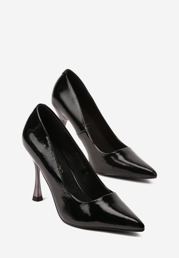 Renee - Czarne Szpilki Vices na Klepsydrze z Wkładką ze Skóry Naturalnej Zitene. Okazja: na spotkanie biznesowe, na ślub cywilny, do pracy, na wesele. Nosek buta: szpiczasty. Kolor: czarny. Materiał: skóra. Obcas: na szpilce. Styl: biznesowy, klasyczny. Wysokość obcasa: średni