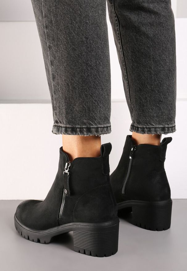 Renee - Czarne Botki Sztyblety na Słupku Wykończone Ozdobnym Suwakiem Terillda. Okazja: na co dzień. Kolor: czarny. Materiał: jeans. Obcas: na słupku. Styl: elegancki, casual. Wysokość obcasa: średni