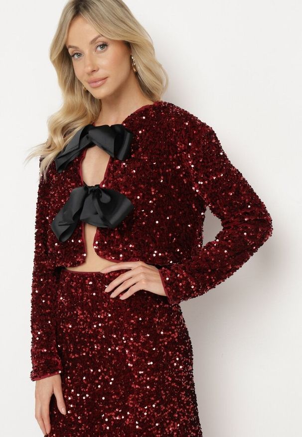 Born2be - Bordowa Bluzka Narzutka z Cekinami Wiązana na Satynowe Wstążki Nissea. Kolor: czerwony. Materiał: satyna. Wzór: aplikacja. Sezon: wiosna, jesień. Styl: elegancki