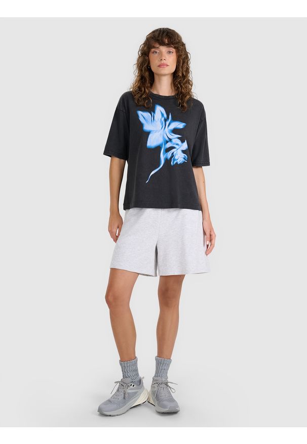 4f - 4F T-shirt oversize z nadrukiem damski - czarny M. Okazja: na co dzień. Kolor: czarny. Materiał: materiał, bawełna, jersey, dzianina, tkanina. Długość rękawa: krótki rękaw. Długość: krótkie. Wzór: nadruk. Styl: sportowy, klasyczny, vintage, casual