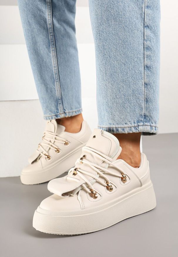 Renee - Beżowe Sneakersy na Platformie Ozdobione Wstawką i Rzemykami na Języku Barilsa. Okazja: na spacer, na uczelnię, na co dzień. Kolor: beżowy. Materiał: jeans. Wzór: aplikacja. Obcas: na platformie. Wysokość obcasa: średni. Sport: turystyka piesza