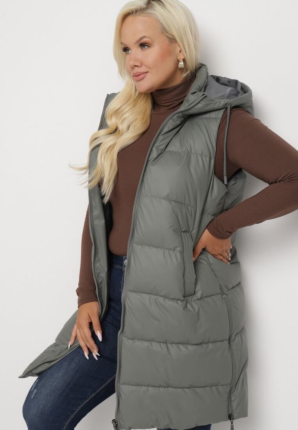 Born2be - Ciemnoszara Pikowana Kamizelka z Kapturem na Suwak i Napy Timella. Okazja: na co dzień, na spacer. Typ kołnierza: kaptur. Kolekcja: plus size. Kolor: szary. Materiał: jeans. Wzór: aplikacja. Styl: klasyczny, elegancki, casual