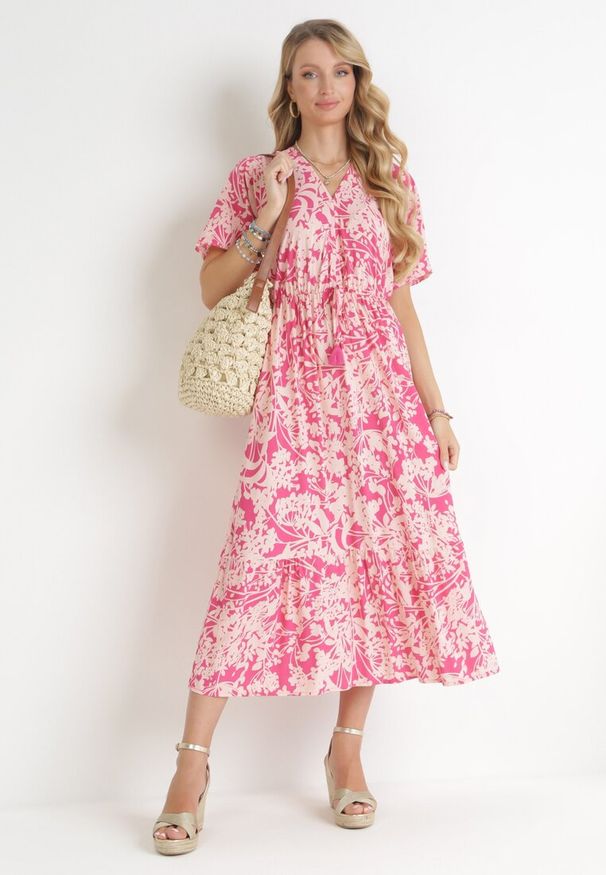 Born2be - Różowa Sukienka Gertisa. Okazja: na co dzień. Typ kołnierza: kołnierz z falbankami, dekolt w serek. Kolor: różowy. Materiał: wiskoza. Długość rękawa: krótki rękaw. Wzór: kwiaty. Styl: elegancki, casual