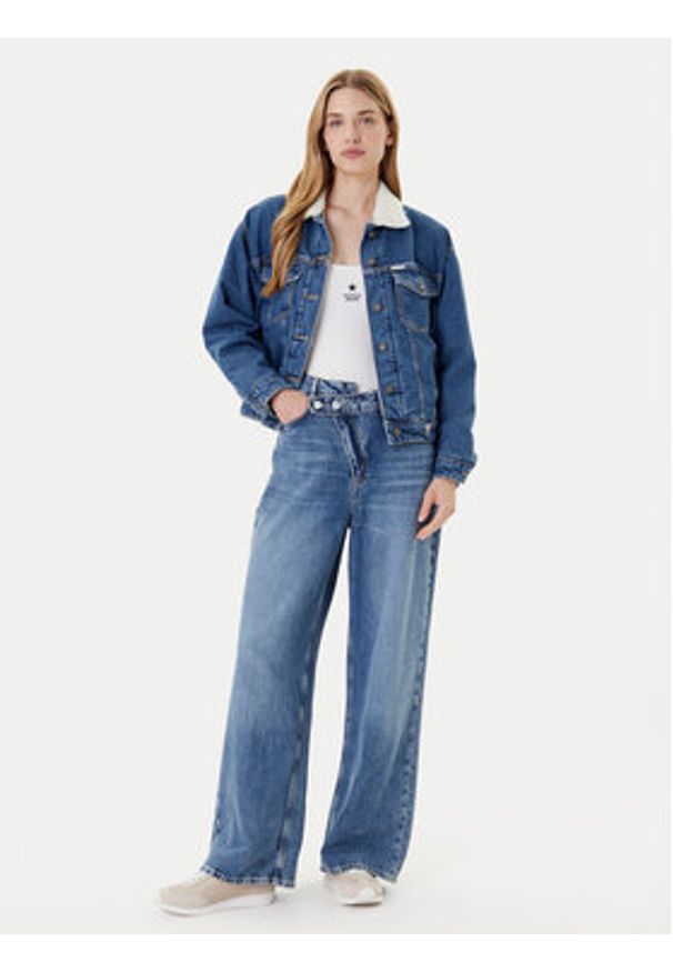 Guess Jeans Kurtka jeansowa W4BN64 D5CC3 Niebieski Regular Fit. Kolor: niebieski. Materiał: bawełna