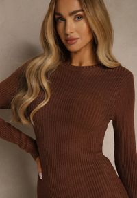 Renee - Brązowa Prążkowana Sukienka z Dzianiny z Bawełną o Dopasowanym Kroju Tesoria. Okazja: na co dzień. Kolor: brązowy. Materiał: dzianina, bawełna, prążkowany. Styl: casual