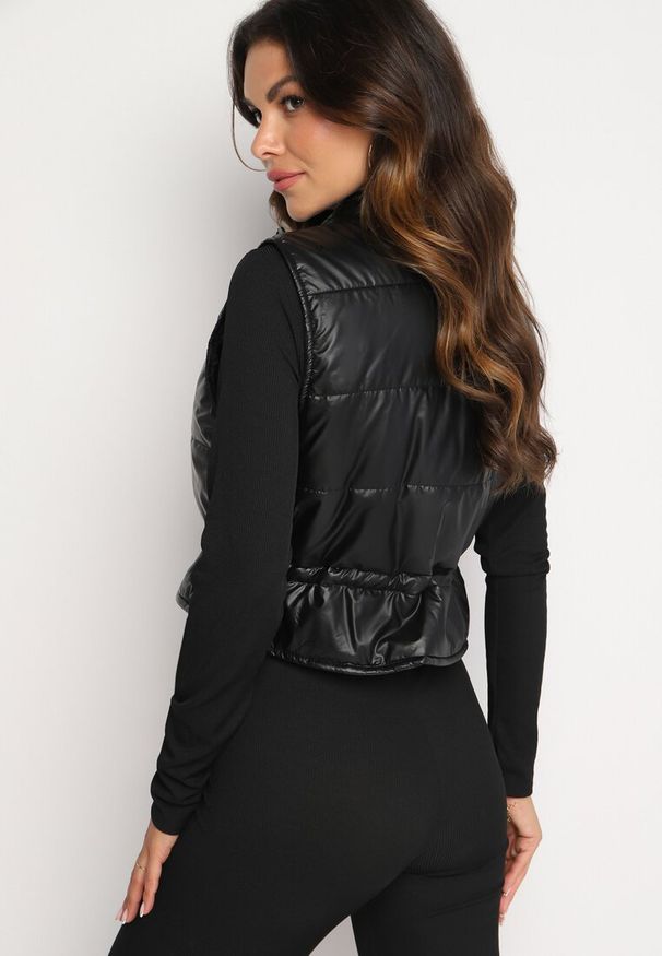 Born2be - Czarna Krótka Kamizelka Ozdobiona Naszywką Ściągana w Talii Mevelina. Kolor: czarny. Długość: krótkie. Wzór: aplikacja. Styl: elegancki