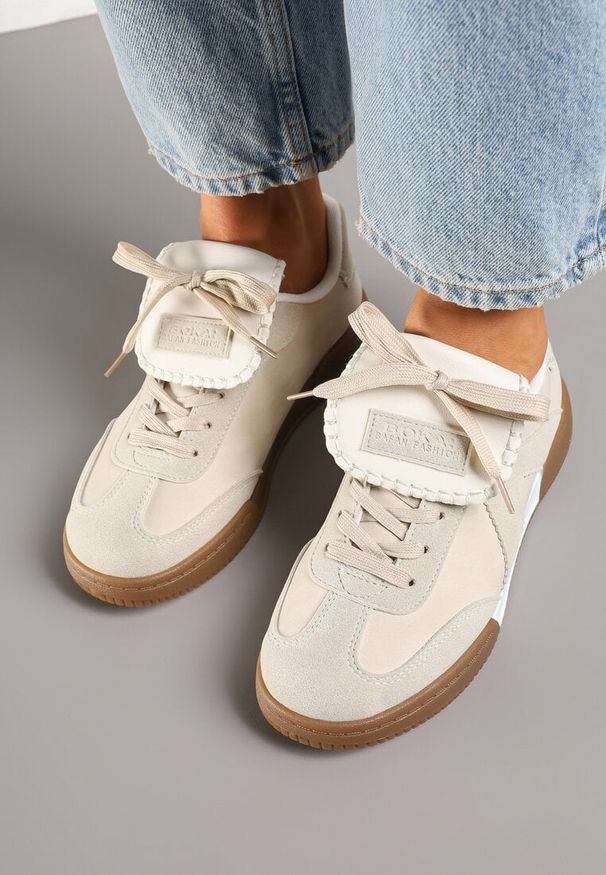 Renee - Beżowe Sneakersy w Stylu Tenisówek z Szerokim Językiem Alarila. Nosek buta: okrągły. Kolor: beżowy. Wzór: aplikacja. Sezon: lato