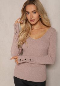 Renee - Beżowy Sweter z Wiskozą Ozdobiony Guzikami z Trójkątnym Dekoltem Attecca. Kolor: beżowy. Materiał: wiskoza. Wzór: aplikacja. Sezon: zima #4