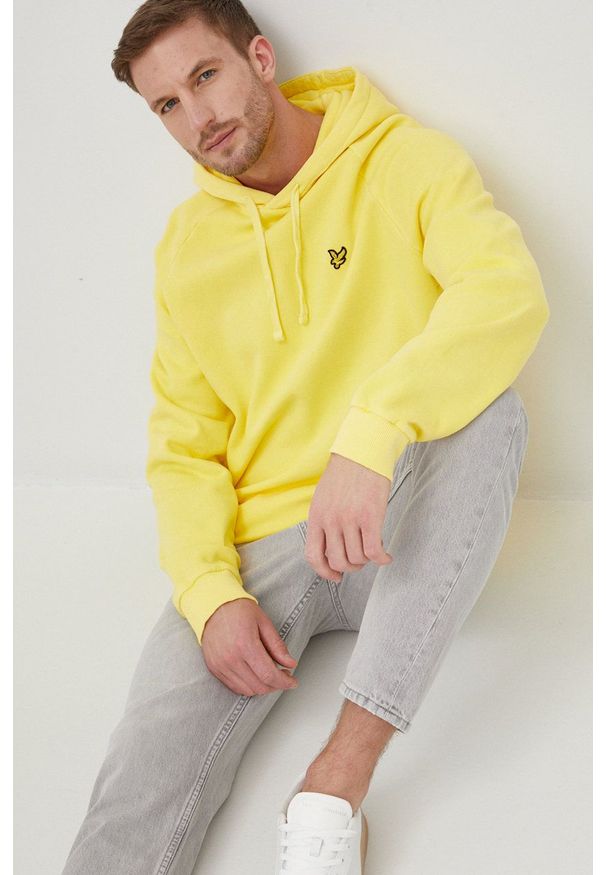 Lyle & Scott bluza męska kolor żółty z kapturem gładka. Typ kołnierza: kaptur. Kolor: żółty. Długość rękawa: raglanowy rękaw. Wzór: gładki