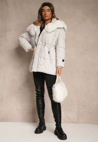 Renee - Biała Pikowana Kurtka z Szerokim Kapturem z Futrem Galiessa. Typ kołnierza: golf. Kolor: biały. Materiał: futro #4