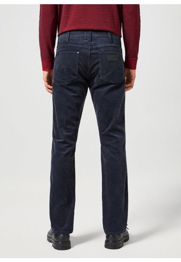 Wrangler - WRANGLER MĘSKIE SPODNIE SZTRUKSOWE GREENSBORO DARK NAVY 112358044 W15Q008616