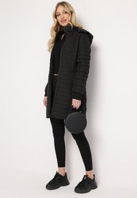 Born2be - Czarna Kurtka do Kolan Pikowana Zillo. Okazja: na co dzień. Kolor: czarny. Materiał: jeans, tkanina. Długość: do kolan. Styl: elegancki, casual