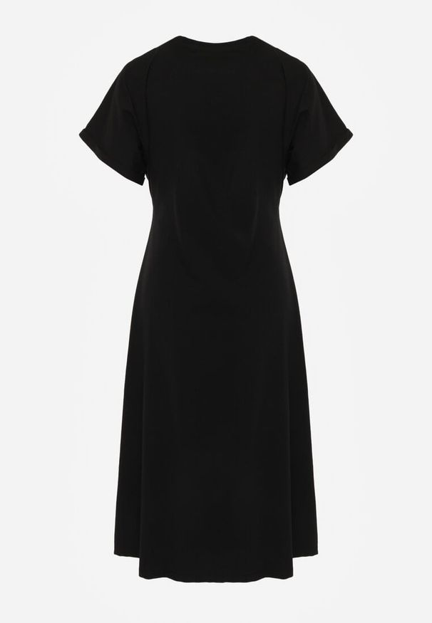 Renee - Czarna Rozkloszowana Sukienka Zdobiona Drapowaniem w Talii i Rozcięciem Uziola. Okazja: na co dzień. Kolor: czarny. Wzór: aplikacja. Typ sukienki: proste. Styl: casual