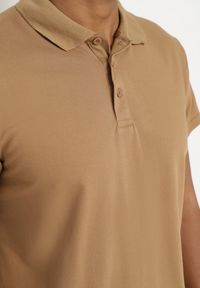 Born2be - Ciemnobeżowa Koszulka Polo z Krótkim Rękawem Wakeish. Typ kołnierza: polo. Kolor: beżowy. Materiał: tkanina. Długość rękawa: krótki rękaw. Długość: krótkie #6