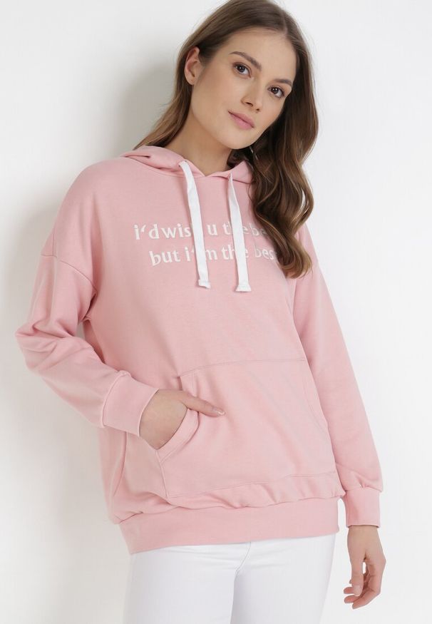 Born2be - Jasnoróżowa Bluza Corradenah. Okazja: na co dzień. Typ kołnierza: kaptur. Kolor: różowy. Wzór: haft, napisy. Styl: klasyczny, casual