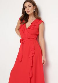 Born2be - Czerwona Sukienka Mellothee. Okazja: na imprezę. Typ kołnierza: kołnierz z falbankami. Kolor: czerwony. Materiał: materiał. Typ sukienki: kopertowe. Styl: wizytowy, elegancki. Długość: midi #5
