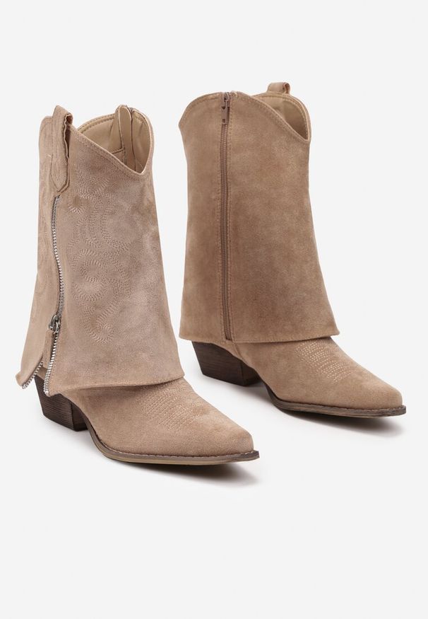 Renee - Beżowe Ekozamszowe Botki Typu Kowbojki z Cholewką Imitującą Nogawkę i Ozdobnym Haftem Ittana. Kolor: beżowy. Materiał: jeans, koronka. Szerokość cholewki: normalna. Wzór: haft. Obcas: na obcasie. Wysokość obcasa: średni